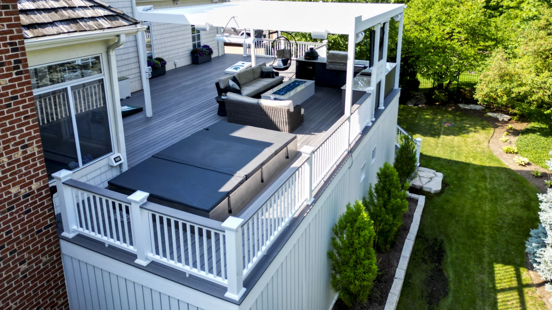 Aerial view of the pvc deck with outdoor kitchen on the white pergola in schaumburg il