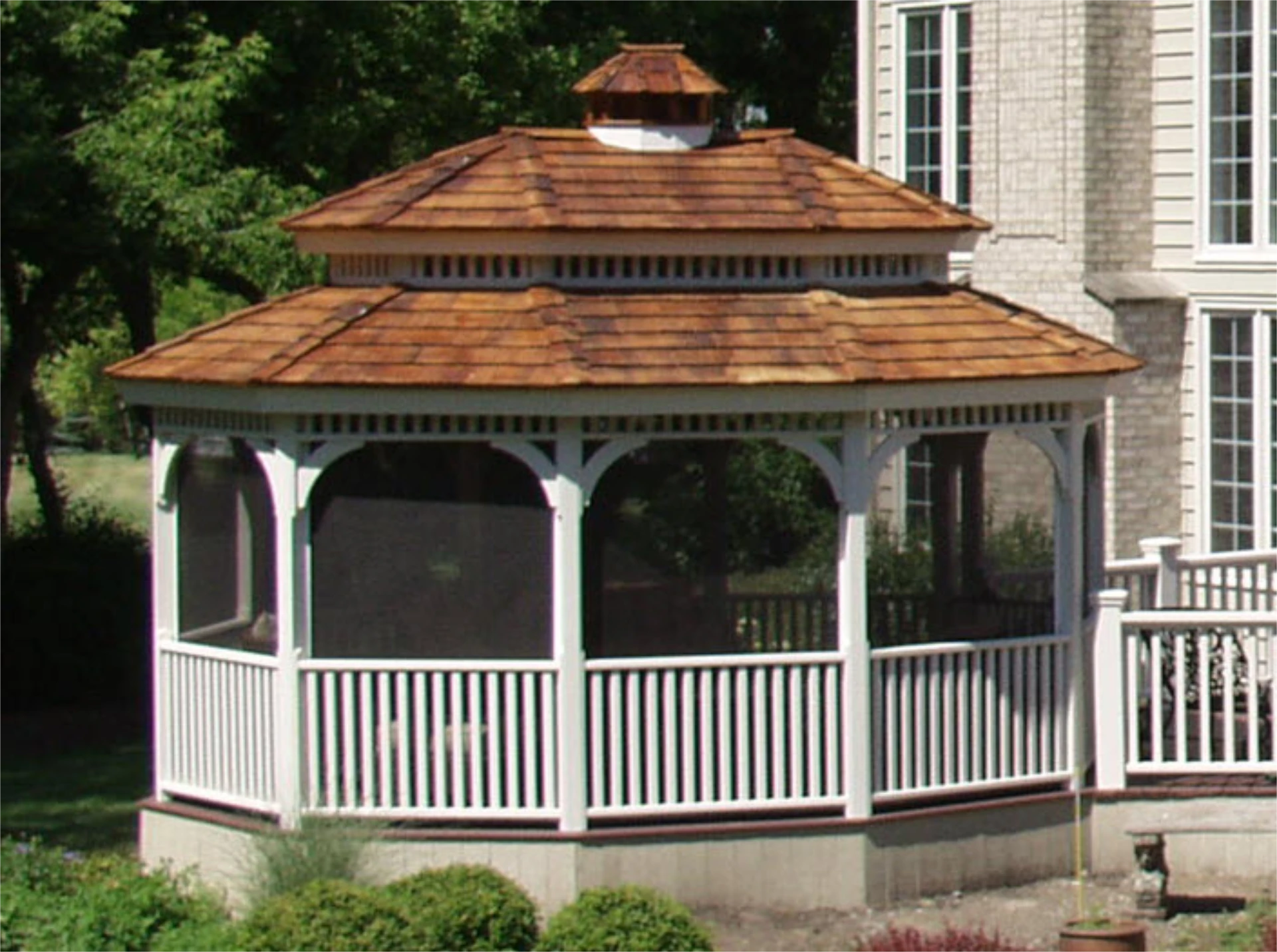 Ten sided pvc gazebo with stained cedar shakes and screen windows in schaumburg il